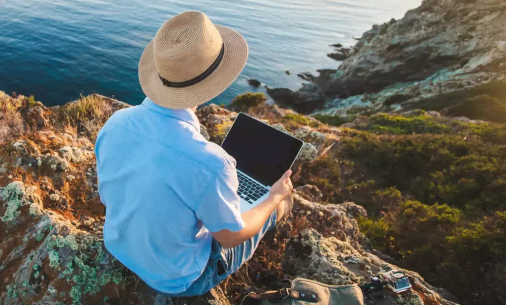 Smartworking immersi nella natura: in campeggio o in barca a vela purché sia sostenibile