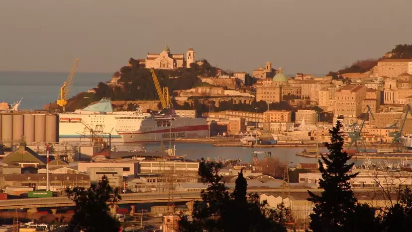Ancona: La Città Portuale Che Abbraccia il Mare e i Colli