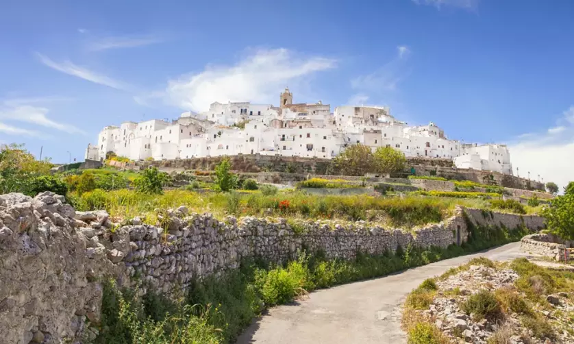 La Magia della Valle d'Itria: Un Viaggio Incantato tra Borghi Bianchi e Paesaggi Mozzafiato