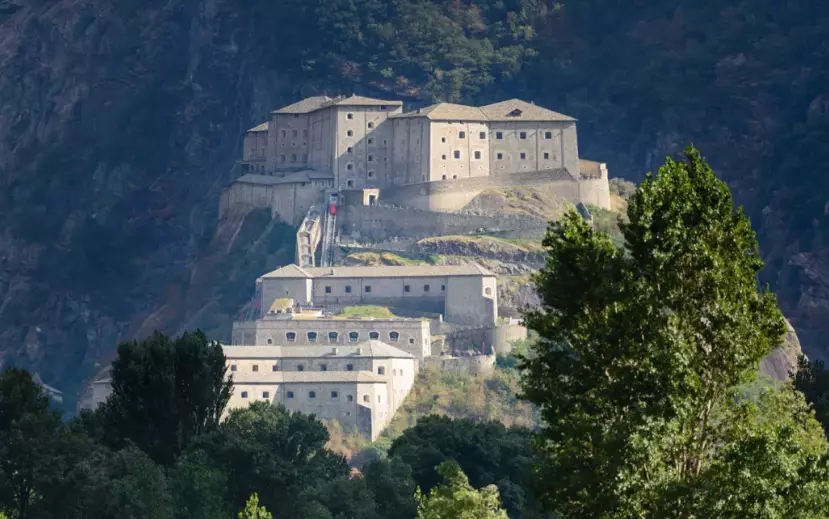 La Valle d'Aosta: Un Paradiso Alpino Ricco di Tesori Naturali e Culturali