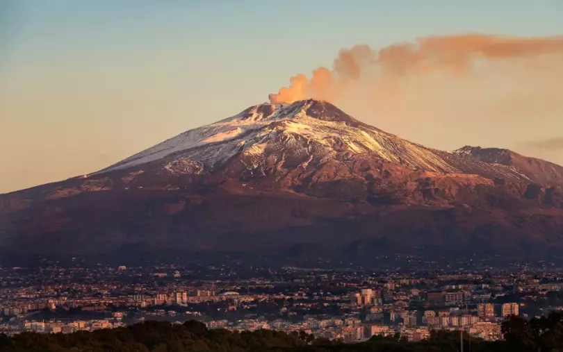 Il Maestoso Monte Etna: Un Gioiello Vulcanico della Sicilia