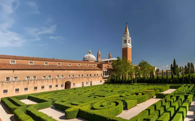 Un Giardino Labirintico Dedicato alla Spiritualità e alla Natura di Venezia