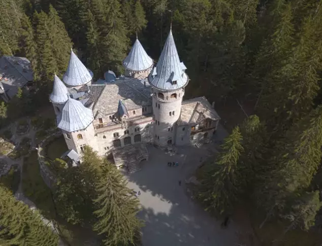 Scoprire il Fascino Regale di Castel Savoia: Un Viaggio Attraverso la Storia e la Bellezza Alpina