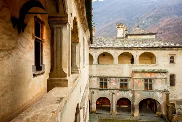 Scoprire il Fascino del Castello di Issogne: Un Viaggio nel Cuore del Rinascimento Valdostano