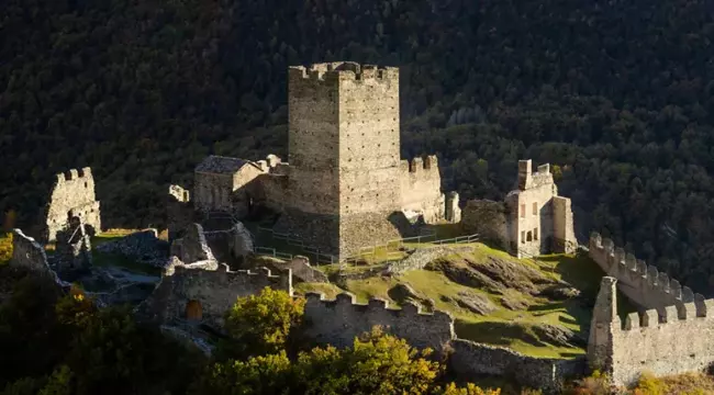 La Maestosità del Castello di Cly: Un Gioiello Architettonico nel Cuore delle Alpi
