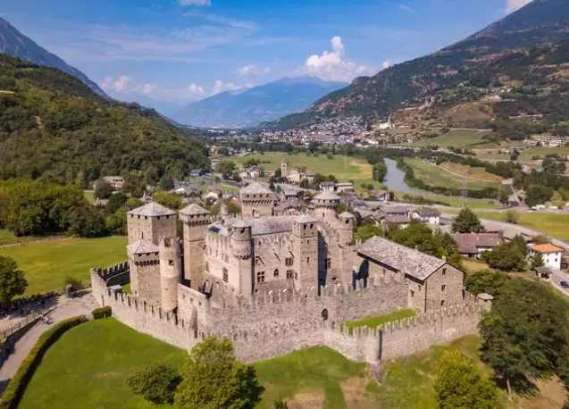 Il Fascino Medievale del Castello di Fénis: Un Viaggio nel Tempo