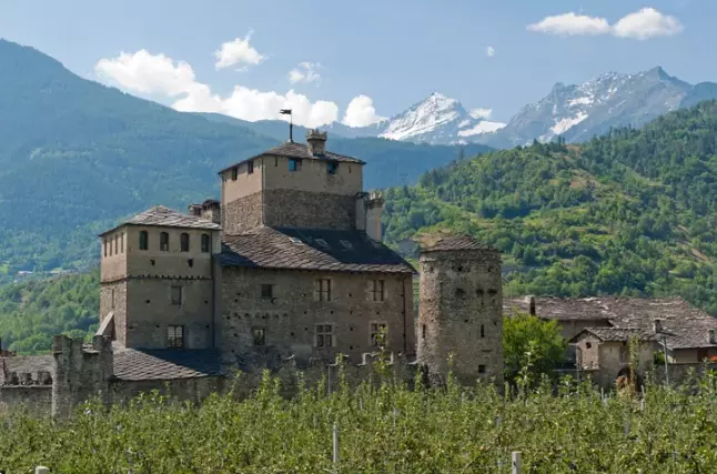 Il Castello di Sarriod de la Tour: Un Gioiello Architettonico Incastonato nella Natura