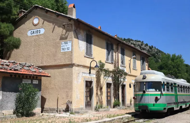 Scoprire la Sardegna a Bordo di un Treno d'Epoca: Un Viaggio Lento e Indimenticabile