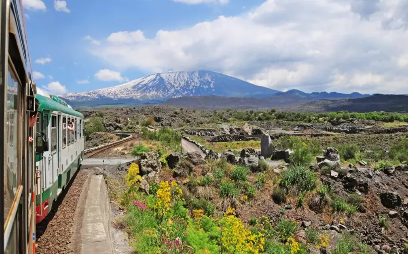 Scopri l'Etna in Treno: Un Viaggio Indimenticabile sulla Ferrovia Circumetnea