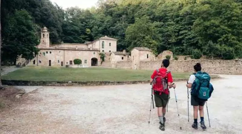 Italia: L'Ascesa del Turismo Lento Come Motore di Rinascita Territoriale