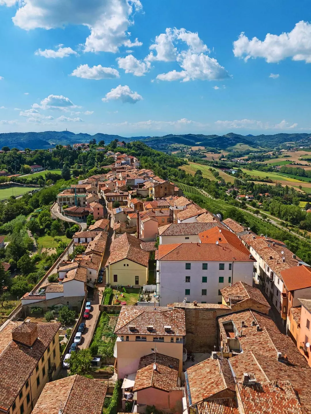 Moncalvo: Un Tesoro Piemontese tra Danza, Vino e Tradizioni Culinarie