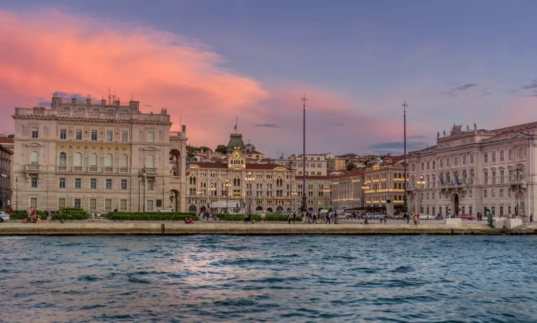 Trieste: Un Crogiolo Culturale tra Mare e Storia Europea