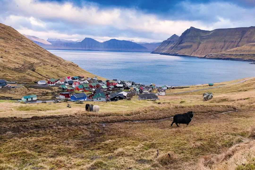 Viaggio alle Isole Fær Øer: tra natura selvaggia e tradizioni millenarie