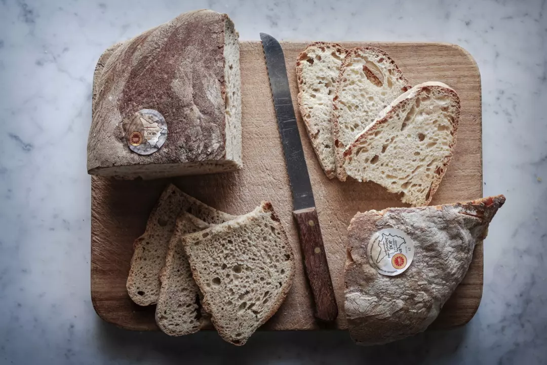 Pane Toscano DOP: Un Viaggio Sensoriale tra i Sapori Autentici della Toscana