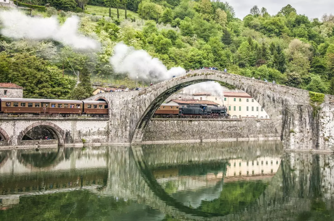 Binari della Meraviglia: Un Viaggio Slow Attraverso l'Italia