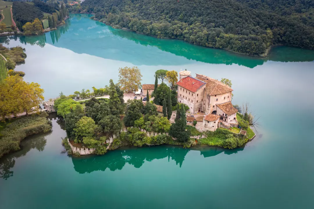 Lago di Toblino: Incanto Trentino tra Storia e Paesaggi Naturali