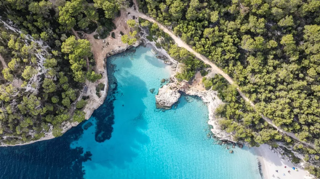 Scoprire la Maestosità del Camí de Cavalls a Minorca: Un Viaggio Lento Tra Panorami Incantevoli e Tradizioni Antiche