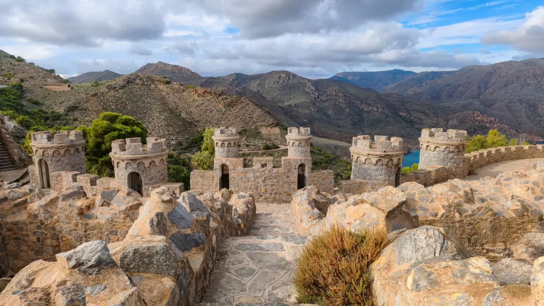 Los Castillitos: un'incantevole fortezza marina a Murcia che evoca un castello