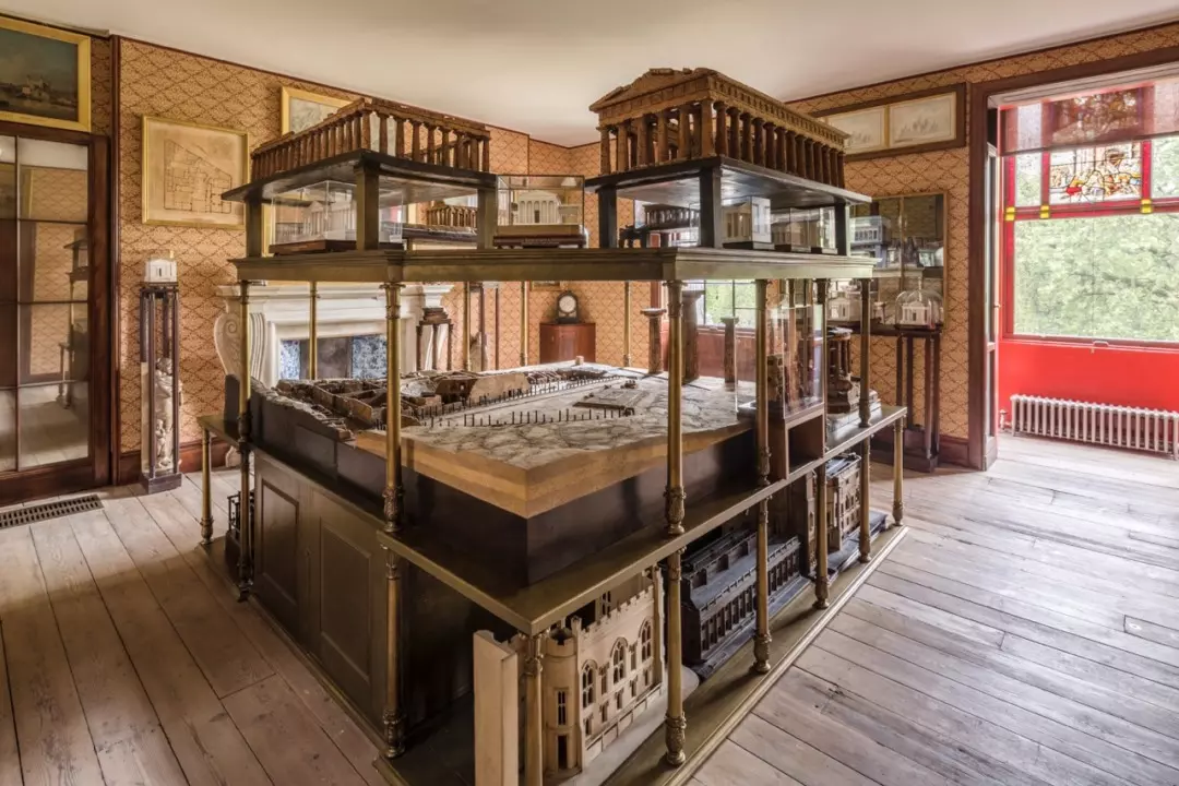 L'Eterna Eleganza di Londra: Un Viaggio Tra le Botteghe Storiche dai Pavimenti Scricchiolanti