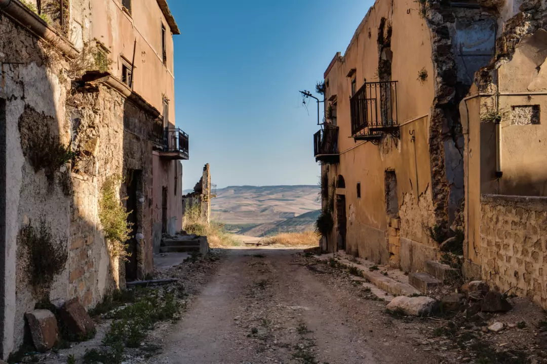 Esplorando i paesi fantasma della Sicilia: un viaggio tra Poggioreale, Gibellina e il Cretto di Burri
