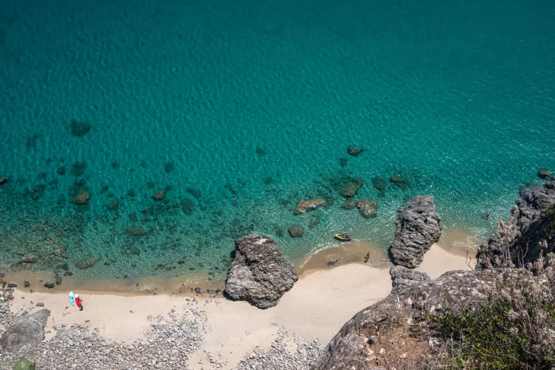 Esplorando la Baia di Caminia: Un Viaggio Tra Meraviglie Costiere Calabresi