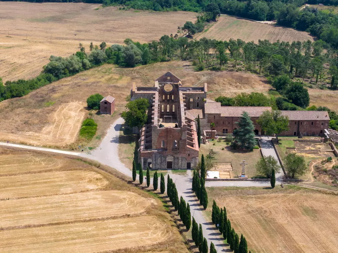 Dieci Capolavori del Gotico in Italia: Un Viaggio Tra Guglie e Abbazie Senza Tetto