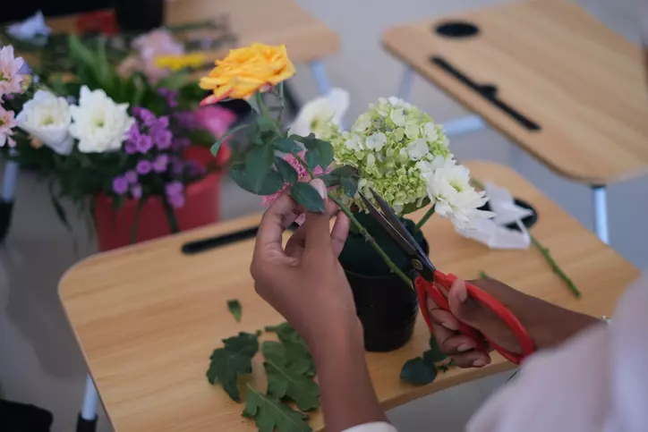 Ikebana: L'Arte Giapponese della Composizione Floreale e la sua Profonda Spiritualità