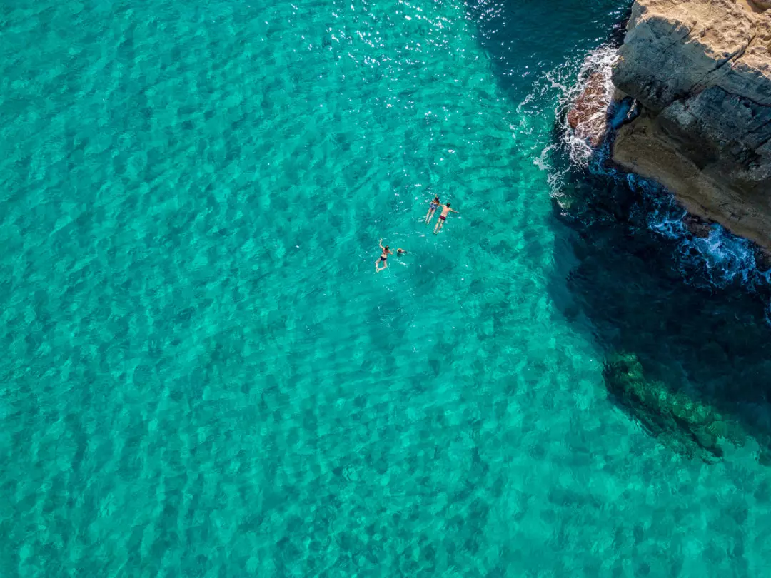 La Spiaggia di Riaci: Un Paradiso Naturale della Calabria con Acque Cristalline e Scogliere Mozzafiato
