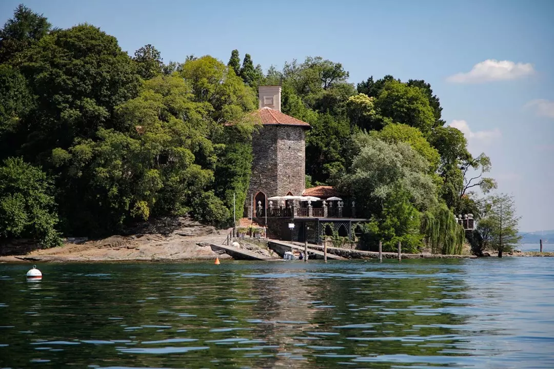 Dieci Destinazioni Culinarie Incantevoli: Un Viaggio Gastronomico sui Laghi Italiani per Serate Indimenticabili