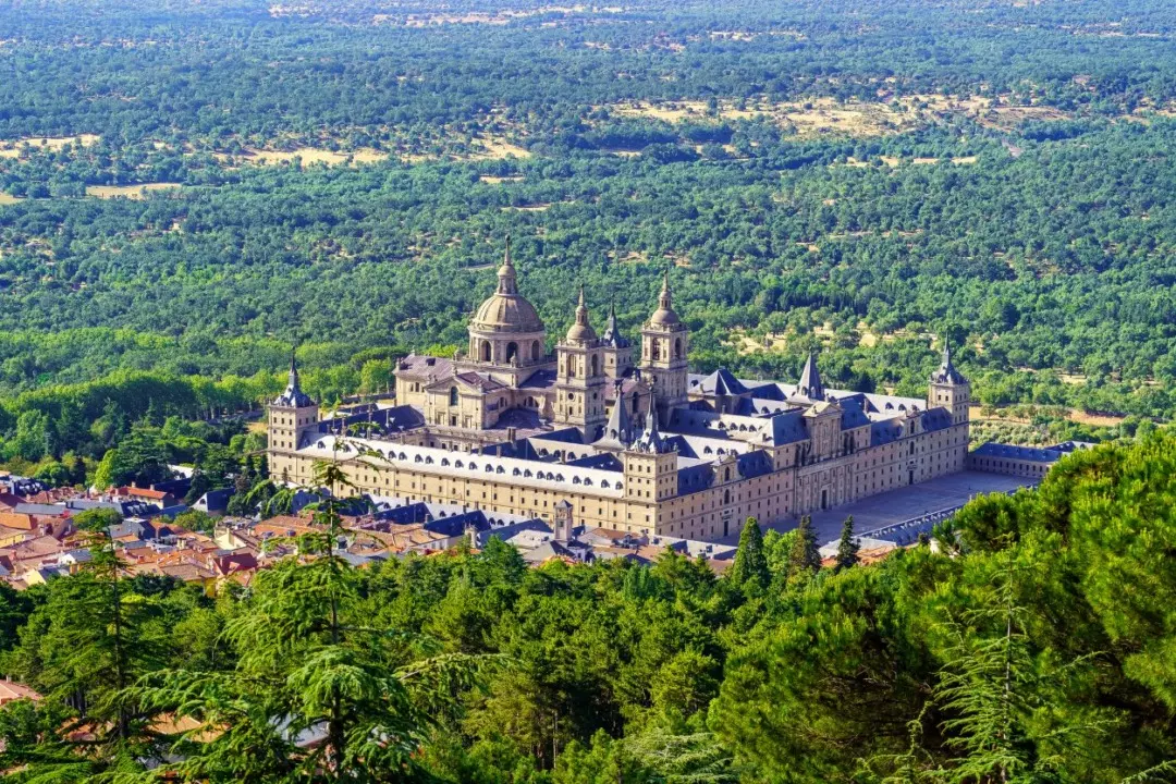 Il Grandioso Patrimonio Reale Spagnolo: Regge, Monasteri e Giardini Incantevoli