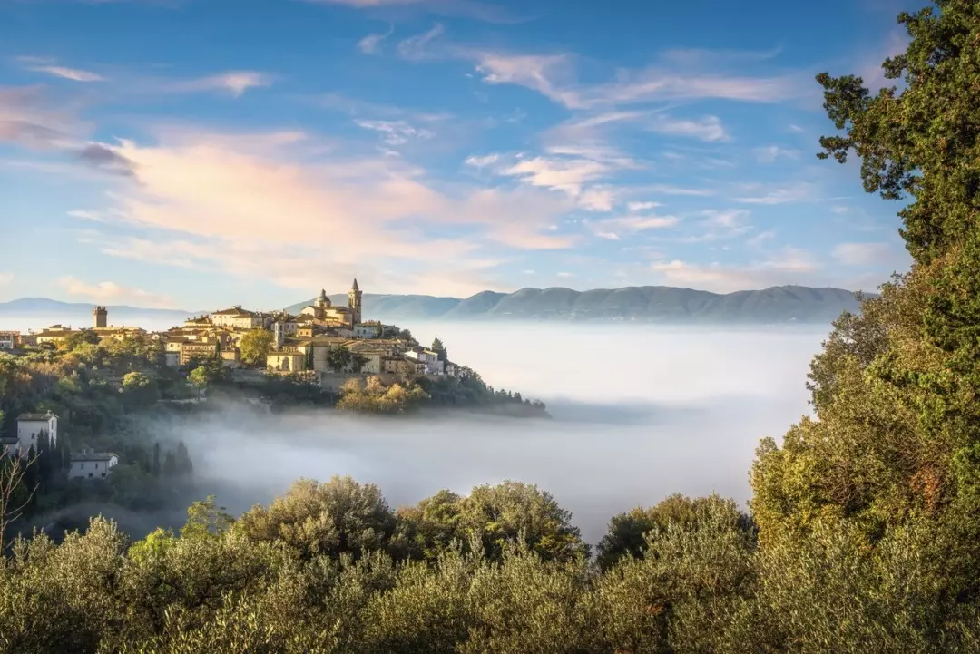 Trevi: Un Tesoro Nascosto nell'Umbria, Tra Ulivi Secolari e Storia Millenaria