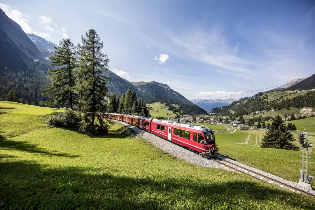 Un Viaggio Panoramico Incantevole: Il Trenino Rosso dell'Albula tra le Alpi Svizzere
