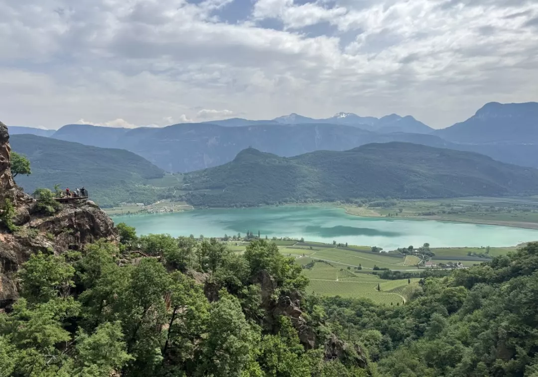 Estate a Caldaro: tra Lago, Vigneti e Ospitalità di Charme