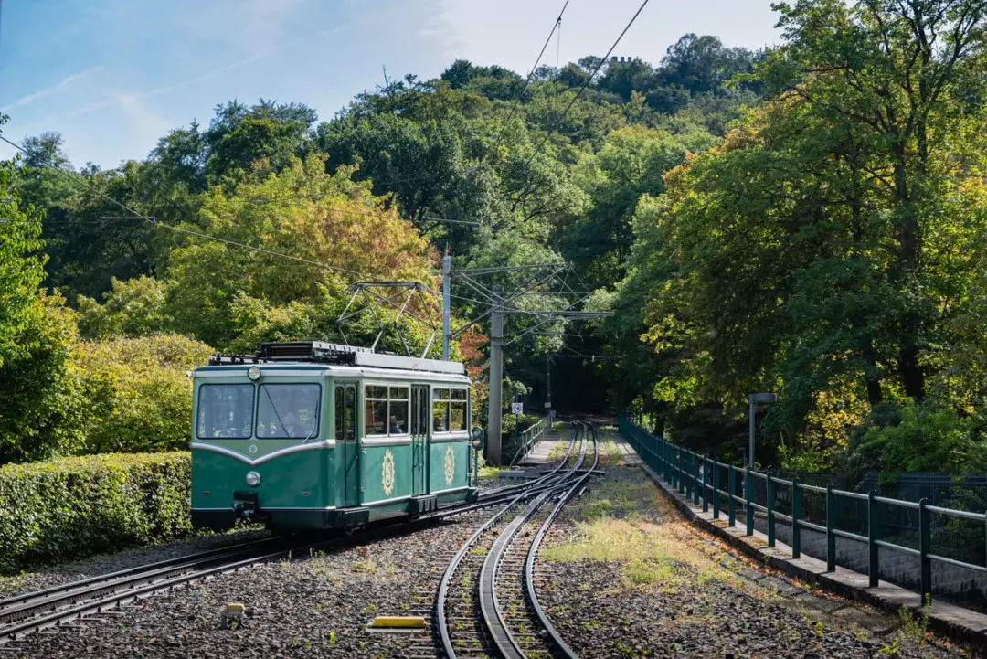 Esplorando la Drachenfelsbahn: un viaggio fiabesco tra leggende e panorami mozzafiato sul Reno