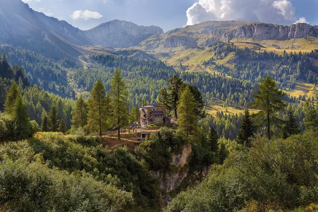 Val di Fassa: un'oasi di pace tra sentieri nascosti e cime maestose
