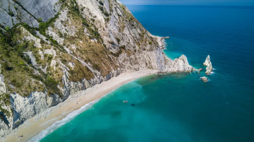Le Spiagge Incantevoli delle Marche: Un Viaggio Costiero Tra Bellezza Naturale e Relax