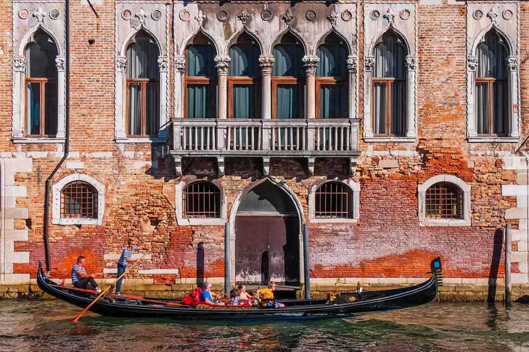 Artigiani Veneziani: Custodi di Tradizioni e Visionari del Futuro nella Laguna