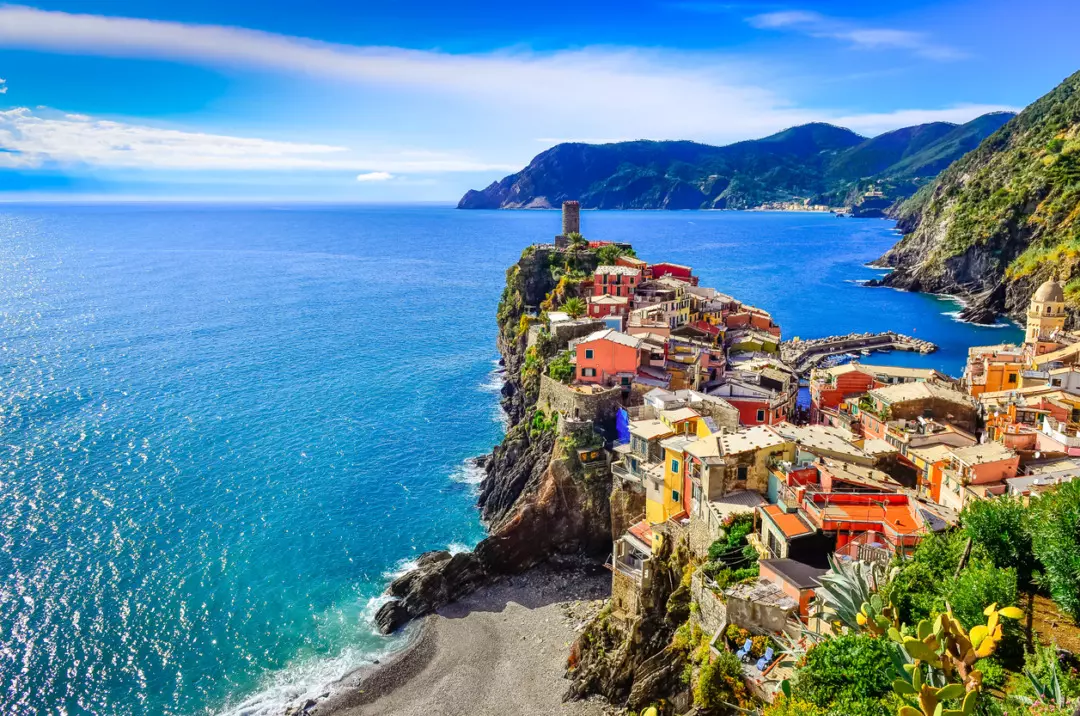 Le Spiagge Incantevoli della Liguria: Un Viaggio da Levante a Ponente