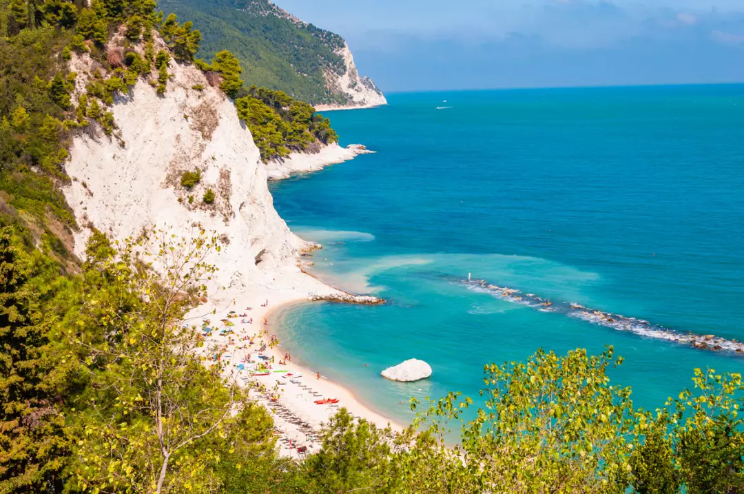 Numana: Tesori Costieri e Spiagge Incantevoli nel Cuore del Conero