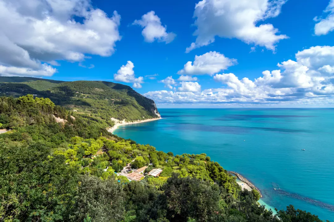 Sirolo e le sue meraviglie costiere: un viaggio tra spiagge libere e attrezzate del Conero