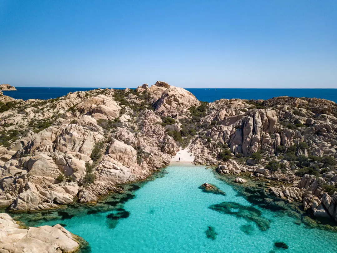 Le Spiagge Incantevoli della Sardegna: Un Viaggio Tra Sabbie Rosate e Calette Segrete