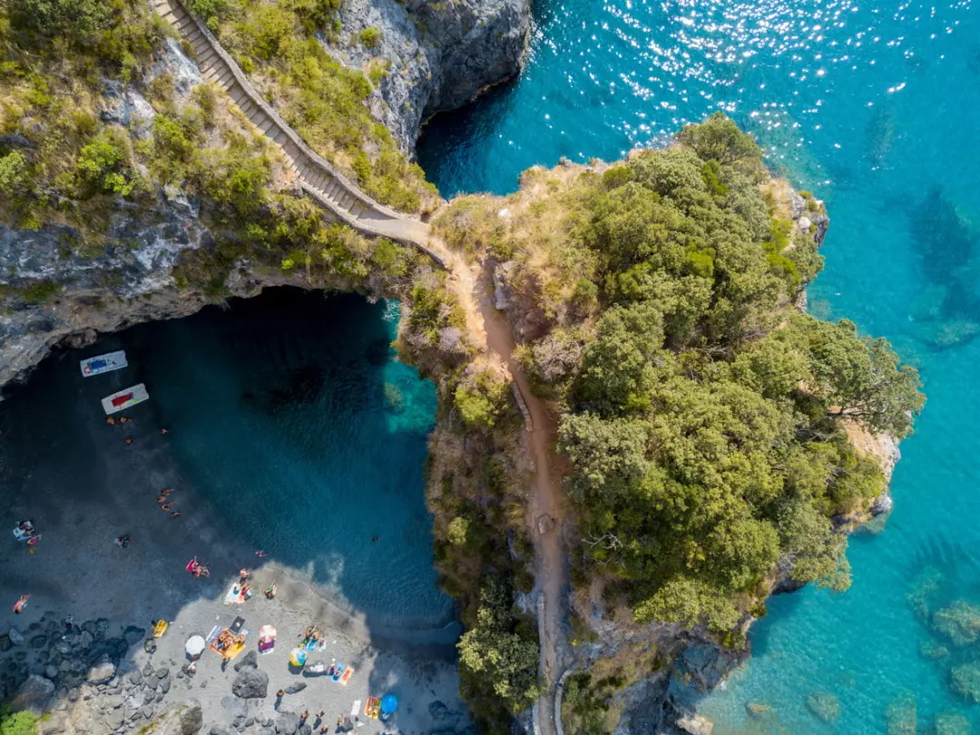 Le Spiagge Incantevoli della Calabria: Un Viaggio tra Tirreno e Ionio