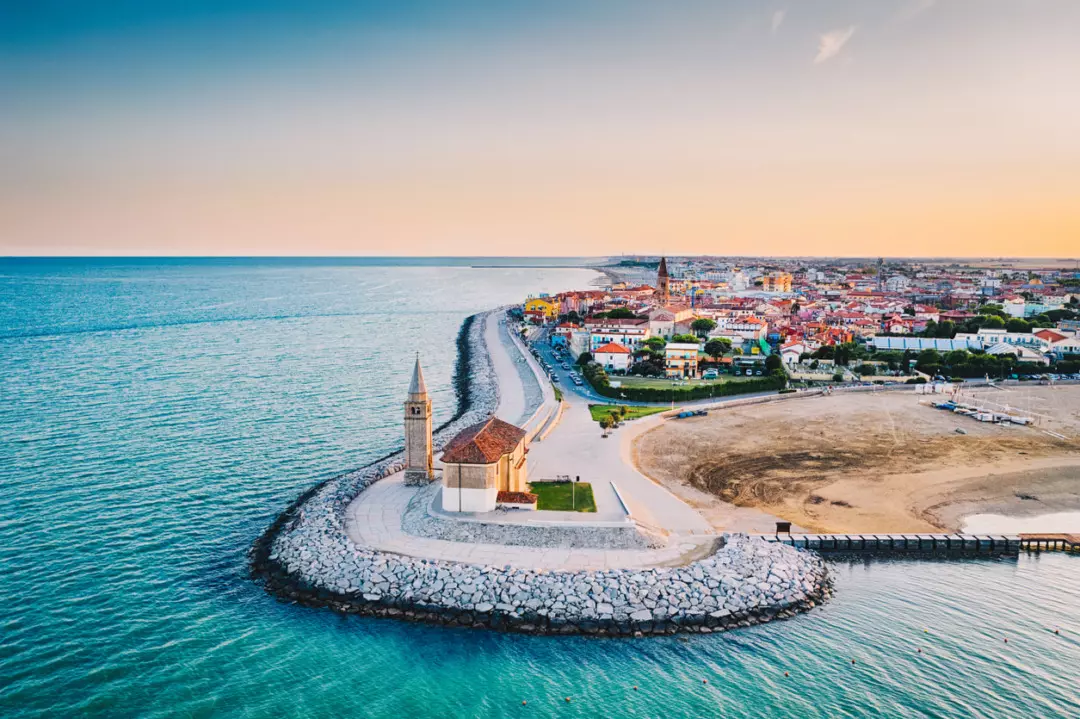 Le Spiagge Incantevoli del Veneto: Un Viaggio Costiero da Venezia al Delta del Po