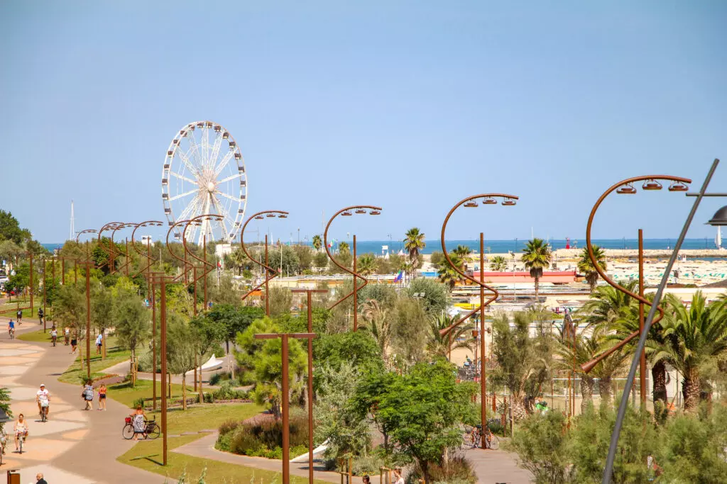 Rimini: Una Metamorfosi Turistica tra Tradizione e Innovazione