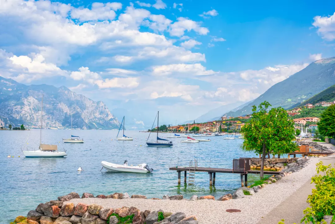 Le Meravigliose Rive del Lago di Garda: Guida Completa alle Spiagge Estive
