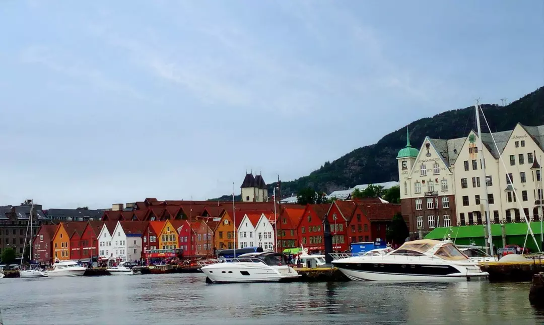 Bergen: Un Incantevole Portale tra Storia, Cultura e la Maestosità dei Fiordi Norvegesi