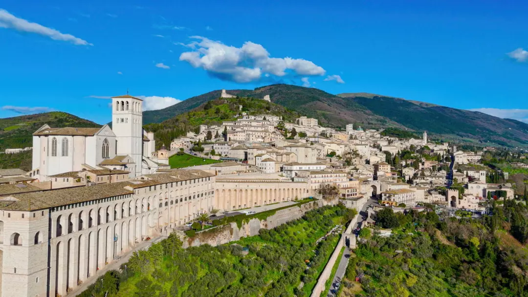 Assisi: Un Viaggio Tra Spiritualità, Arte, Natura e Sapori Umbri