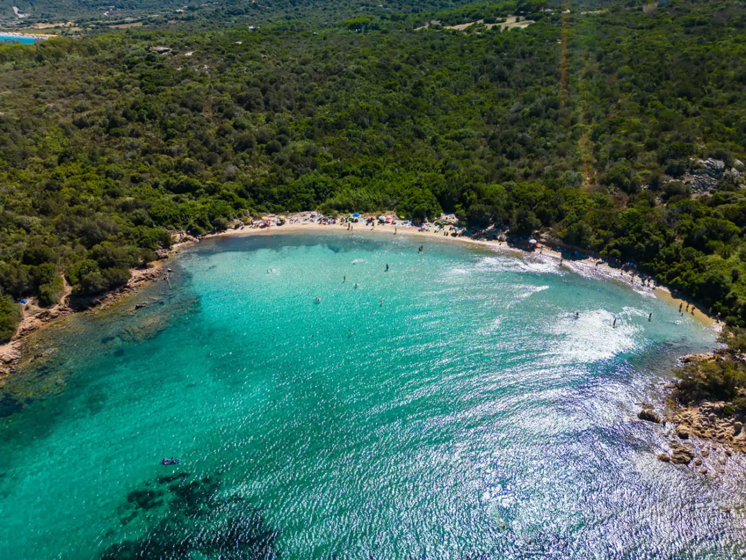 Le meraviglie acquatiche naturali della Sardegna: un tuffo estivo tra mare e entroterra