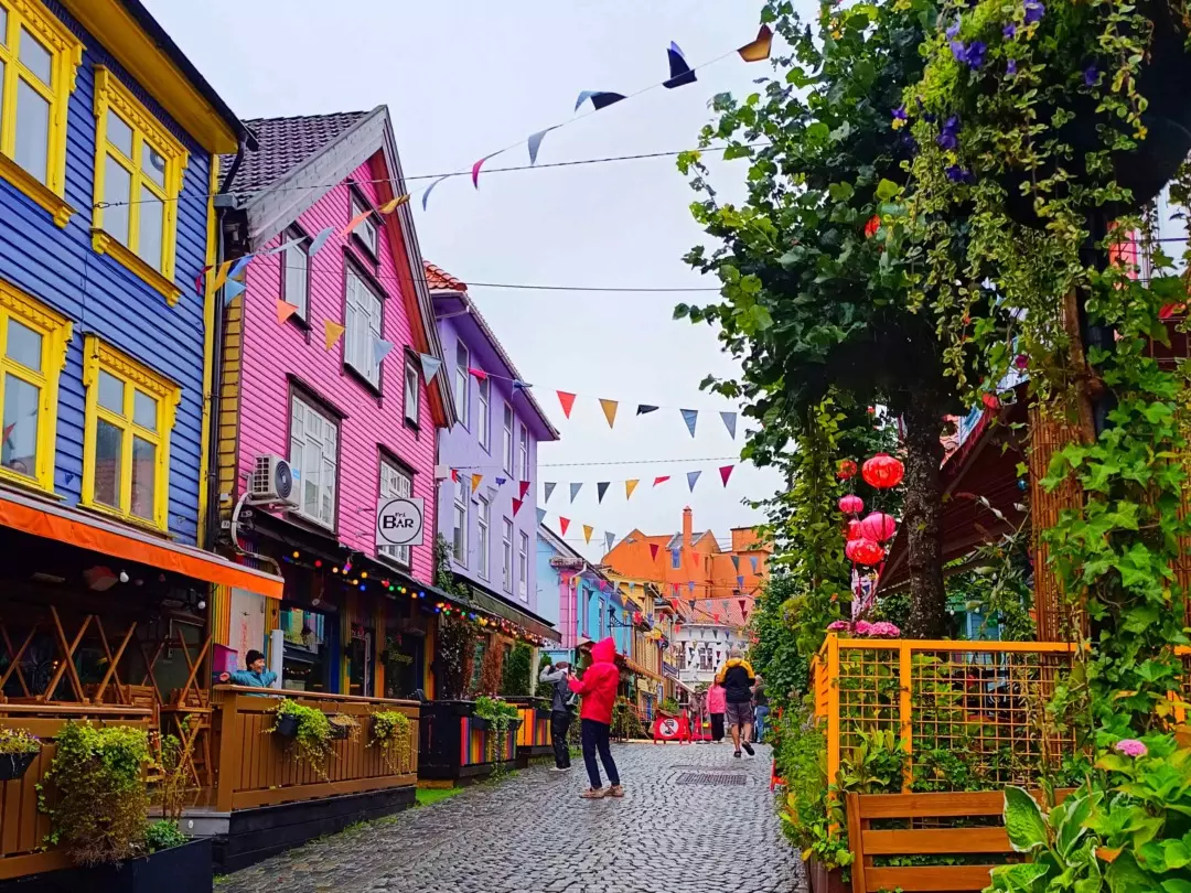 Stavanger: Un Mosaico Vibrante tra Fiordi e Arte Urbana