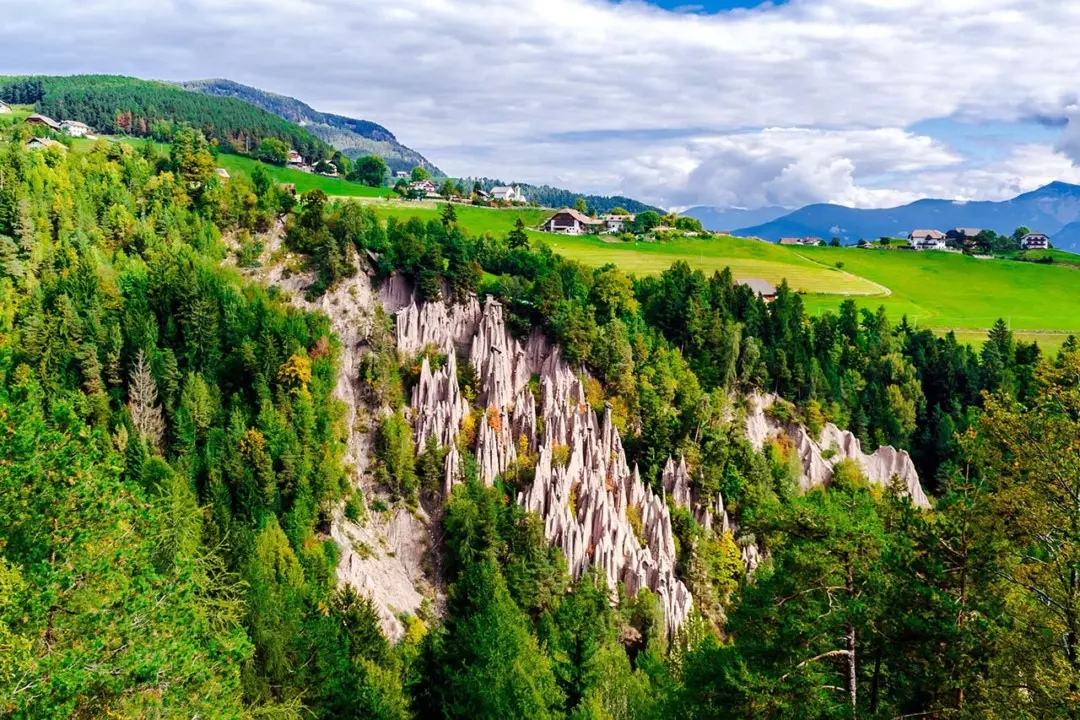 Un Viaggio Sensoriale sull'Altopiano del Renon: Natura, Sapori e Benessere
